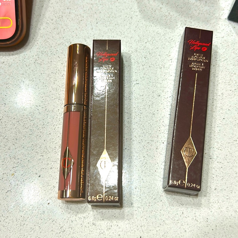 charlotte tilbury Hollywood lips
Color: RISING STAR
.24 oz
NIB